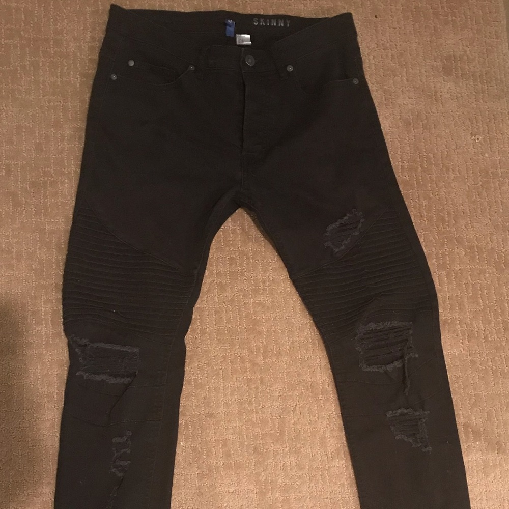 Young men’s distressed skinny jeans- black